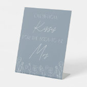 Dusty Blue Hoeveel Kisses Pedestal Sign Reclamebord Met Voetstuk (Voorkant)