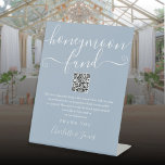 Dusty Blue Honeymoon Fund QR-code Reclamebord Met Voetstuk<br><div class="desc">Een elegant stoffig blauw honeymoon fondsbord,  gepersonaliseerd met uw speciale bericht,  namen en wenscode QR. Ontworpen door Thisnotme©</div>