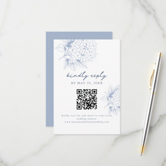 Dusty Blue Hydrangea QR Code RSVP Card Kaartje (Voorkant / Achterkant in situ)