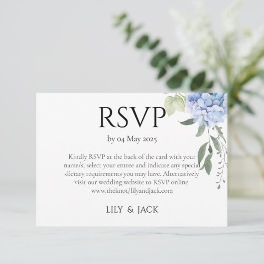 Dusty Blue Hydrangea Wedding RSVP Informatiekaartje (Staand voorkant)