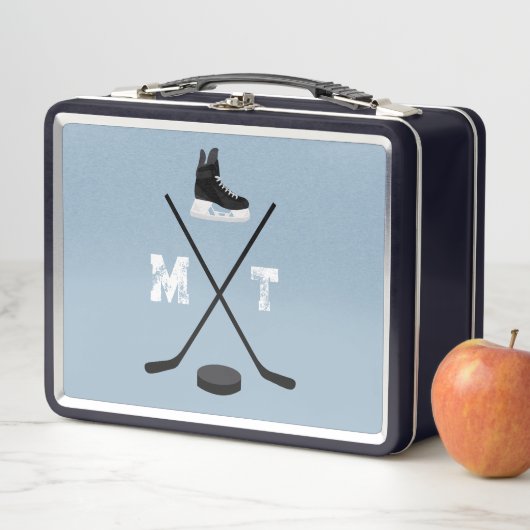 Dusty Blue Ice Hockey Classic Verdrietig Monogram (In situ)
