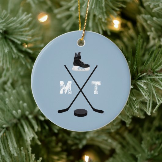 Dusty Blue Ice Hockey Classic Verdrietig Monogram Keramisch Ornament (Boom)