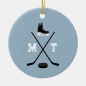 Dusty Blue Ice Hockey Classic Verdrietig Monogram Keramisch Ornament (Voorkant)