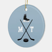 Dusty Blue Ice Hockey Classic Verdrietig Monogram Keramisch Ornament (Links)