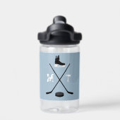 Dusty Blue Ice Hockey Classic Verdrietig Monogram Waterfles (Achterkant)