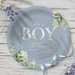 Dusty Blue is een Baby shower met een jongen Green Papieren Bordje<br><div class="desc">Het is een bord van een baby shower van een jongen met elegante typografie en  botanische groene foliage op een stoffige blauwe achtergrond. Ontworpen door: Thisnotme©</div>