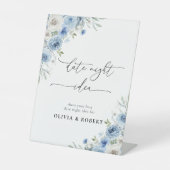Dusty Blue Ivory Floral Date Night Idee Sign Reclamebord Met Voetstuk (Voorkant)