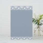 Dusty. Blue Lacy Damask Border Briefpapier (Staand voorkant)