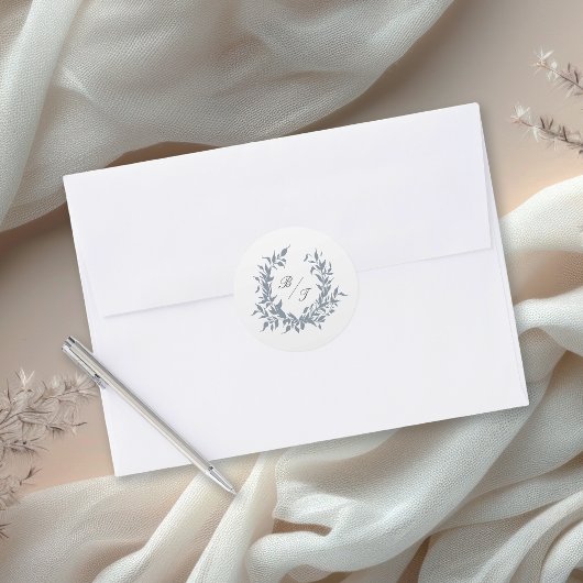 Dusty Blue Leafy Crest Monogram Bruiloft Logo Ronde Sticker