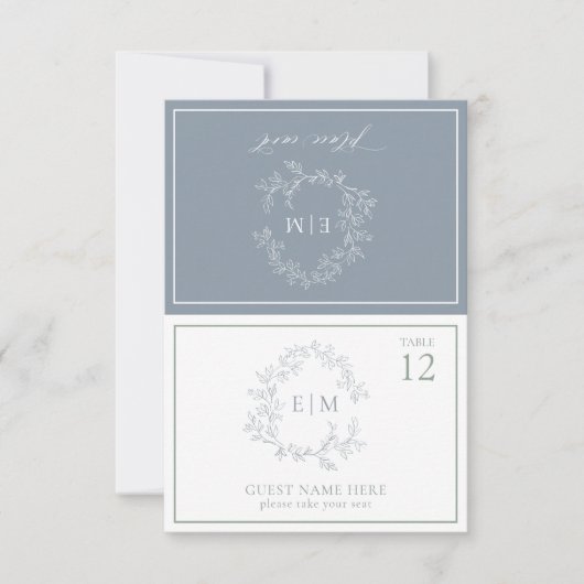 Dusty Blue Leafy Crest Monogram Bruiloft Plaats Ka RSVP Kaartje (Voorkant)