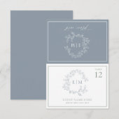 Dusty Blue Leafy Crest Monogram Bruiloft Plaats Ka RSVP Kaartje (Voorkant / Achterkant)