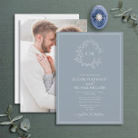 Dusty Blue Leafy Crest Monogram Foto Weduwschap Kaart<br><div class="desc">We houden van deze trendy, moderne, stoffige blauwe trouwuitnodiging! Eenvoudig, elegant, en oh-zo-, hij is voorzien van een handgetekende leafy grot die een modern huwelijksmonogram omringt. Het is gepersonaliseerd in elegante typografie, en geaccentueerd met hand-briefed kalligrafie. Tot slot wordt het in orde gemaakt in een delicaat lijst en de rug...</div>