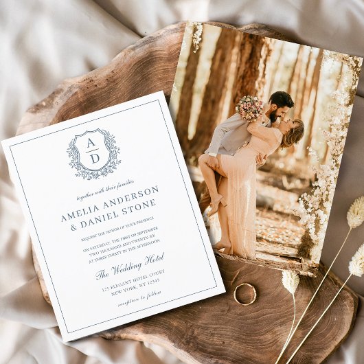 Dusty Blue Leafy Crest Monogram Huwelijk Elegant Flyer