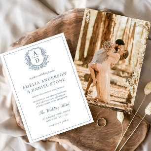 Dusty Blue Leafy Crest Monogram Huwelijk Elegant Kaart