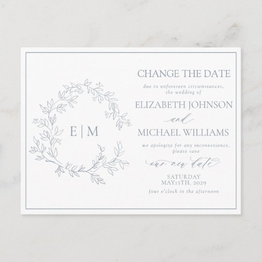 Dusty Blue Leafy Crest Monogram Uitnodiging Briefkaart (Voorkant)