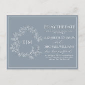 Dusty Blue Leafy Crest Monogram Vertraging datum Uitnodiging Briefkaart (Voorkant)
