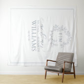 Dusty Blue Leafy Crest Monogram Weddenfoto Wandkleed (In Situ (horizontaal))