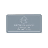 Dusty Blue Leafy Crest Monogram Weddenschap Etiket (Voorkant)