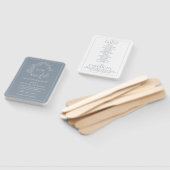 Dusty Blue Leafy Crest Monogram Weddenschap Handwaaier (Niet-gemonteerd)