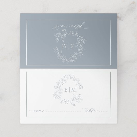 Dusty Blue Leafy Crest Monogram Weddenschap Plaatskaartje (Buitenkant ongevouwen)