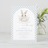 Dusty Blue Little Bunny Gingham Arch Baby Shower Kaart (Staand voorkant)