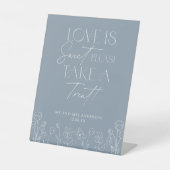 Dusty Blue Love is Sweet Alsjeblieft. Reclamebord Met Voetstuk (Voorkant)