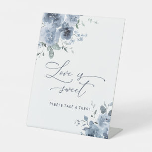 Dusty Blue Love is Sweet, neem een Treat Favor. Reclamebord Met Voetstuk