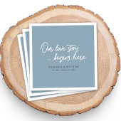 Dusty Blue Love Story: Elegant Script bruiloft Servet
