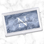 Dusty Blue Luxury Agate Glam Monogram Visitekaarthouder<br><div class="desc">Creëer uw eigen zwart-wit monogrammed modern,  minimalistisch hoesje van het visitekaartje. Modern monoline stijlmanuscript voor haar naam over een meer klassieke doopvont van het stijlmonogram. Op de achtergrond is er een faux grijs en stoffig blauw,  dun,  gemarmerd folieagate strata digital art die prints als een foto.</div>