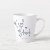 Dusty Blue Maid of Honor Lettering Script Latte Mok (Rechts)