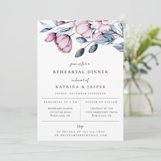 Dusty Blue Mauve Floral Rehearsal Dinner Aankondiging (Staand voorkant)