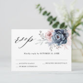 Dusty Blue Mauve Roos Pink Slate Floral Wedding RSVP Kaartje (Staand voorkant)
