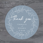 Dusty Blue minimale blad bruiloft dank u Ronde Sticker<br><div class="desc">Deze stoffige blauwe minimal leaf bruiloft dank u klassieke ronde sticker ontwerp perfect belichaamt een moderne romantische esthetiek. Met een klassieke mix van stoffige blauwe achtergrond met minimale witte bladpatronen sierlijk aangevuld met een eenvoudig kalligrafiescript in combinatie met een ingetogen serif lettertype. Het resultaat is een perfect gepolijst gevoel voor...</div>
