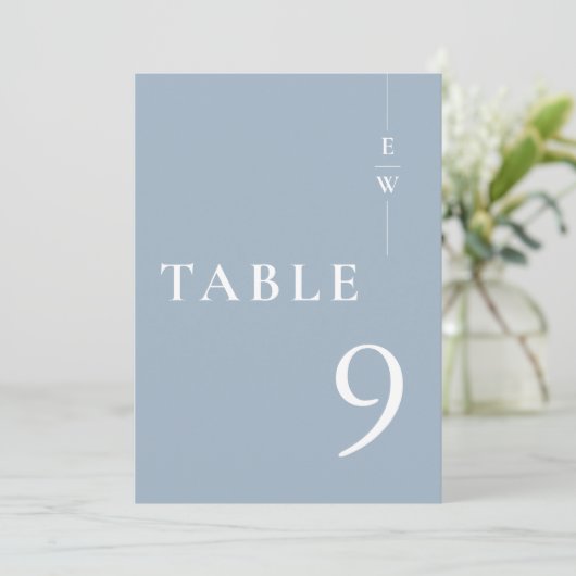 Dusty Blue Minimalist Modern Monogram Tafelnummer (Staand voorkant)