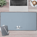 Dusty Blue Minimalist Name Monogram Bureaumat<br><div class="desc">Gepersonaliseerde Initiaal naam Monogram Dusty Blue Desk Mat. Voeg een persoonlijke en stijlvolle touch toe aan uw werkruimte met deze aangepaste bureaumat, ideaal als een kantoor-accessoire of een te groot muismatje. Het ontwerp heeft een zacht stoffige blauwe achtergrond met een wit initiaal en een zwarte scriptnaam in het onderste midden....</div>