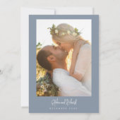 Dusty Blue Minimalist Script Modern Wedding Kaart (Achterkant)