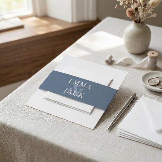 Dusty Blue Minimalist Serif Monogram bruiloft Uitnodigingen Wikkel