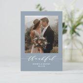 Dusty Blue Minimalist Thankful Script Wedding Bedankkaart (Staand voorkant)