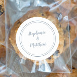 Dusty Blue Minimalist Wedding Bride Groom Favor Ronde Sticker<br><div class="desc">Eenvoudig, minimalistisch en chic Wedding-ontwerp biedt de namen van bride & groom in een modern design met een dubbele omlijsting in Dusty Blue op een scherpe witte achtergrond. Het moderne ontwerp is eenvoudig en knap. Pas trouwdetails met uw namen in trendy blauw manuscript aan. Ben zeker om de verbinding van...</div>