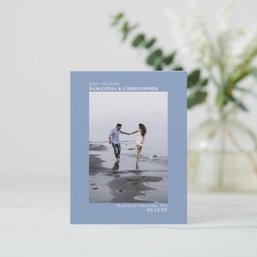 Dusty Blue Minimalist Weduwfoto slaat de datum op Aankondigingskaart (Staand voorkant)