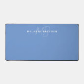 Dusty Blue Minimalistisch monogram Bureaumat (Voorkant)