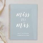 Dusty Blue Miss tegen Mrs Wedding Planner<br><div class="desc">Aangepast ontworpen bruiloft planner notitieboek met 'Miss to Mrs' modern handschrift op een stoffige blauwe achtergrond.</div>