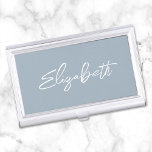 Dusty Blue Modern Brush Script Voornaam Visitekaarthouder<br><div class="desc">Een voornaam visitekaartje hoesje houder voor haar. Het script is een mooi, penseelstreek modern handgeschreven script dat een perfect cadeau voor haar is. De decoratieve stijl van de penseelstreek kan vereisen dat u uw voornaam opnieuw centreert. U kunt ook de kleur van het witte lettertype en de stijl van de...</div>