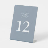 Dusty Blue Modern Elegant Trouwtafel Nummer Reclamebord Met Voetstuk (Voorkant)