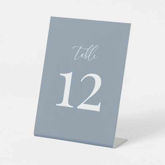 Dusty Blue Modern Elegant Trouwtafel Nummer Reclamebord Met Voetstuk (Voorkant)