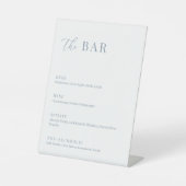 Dusty Blue Modern Elegant Wedding Het Bar Menu Reclamebord Met Voetstuk (Voorkant)