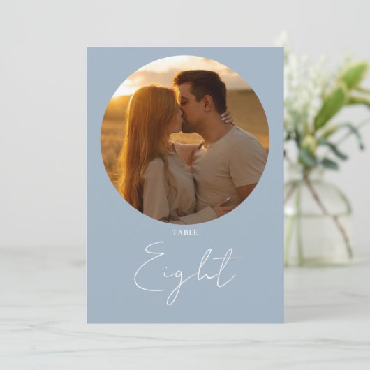 Dusty Blue Modern Minimalistisch Script Tafelnumme Kaart (Staand voorkant)