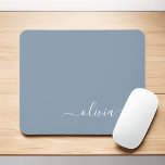 Dusty Blue Modern Script Elegant Monogram Naam Muismat<br><div class="desc">Dusty Blue Monogram Voeg je eigen naam Mousepad (Muismat) toe. Dit maakt de perfecte liefhebbende 16 verjaardag,  bruiloft,  vrijgezellenfeest,  verjaardagsdag,  baby shower of vrijgezellenfeest voor iemand die van luxe glam en stijl houdt.</div>