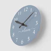 Dusty Blue Modern Script Elegant Monogram Naam Ronde Klok (Hoek)