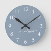 Dusty Blue Modern Script Elegant Monogram Naam Ronde Klok (Voorkant)